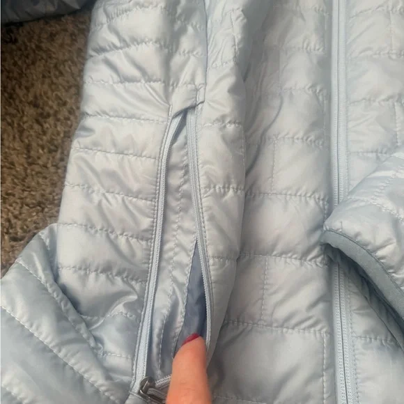 Patagonia Women's Baby Blue Quilted Jacket - Picture 3 of 11